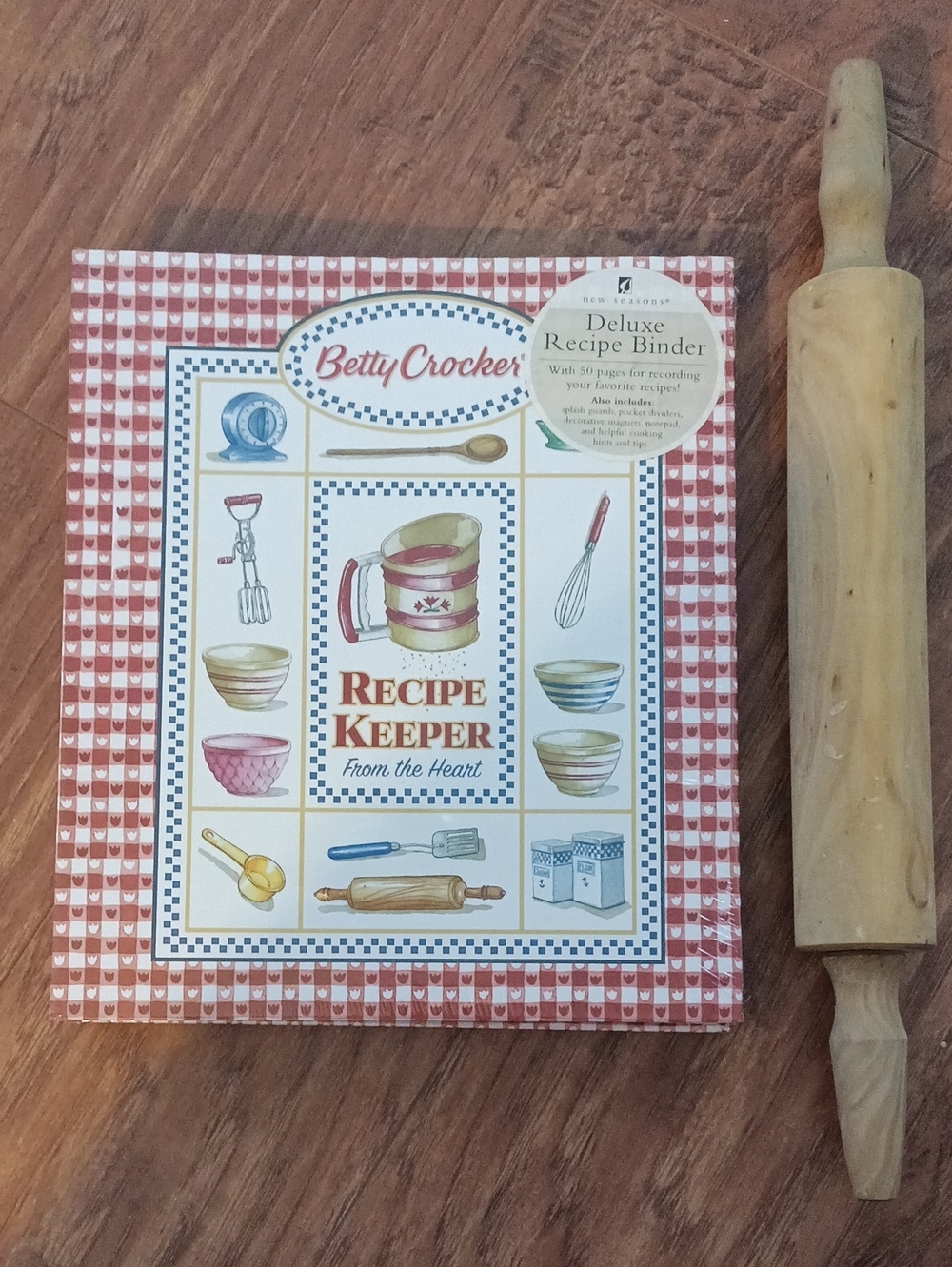 New! Betty Crocker Red Recipe Keeper Binder And Rolling Pin
